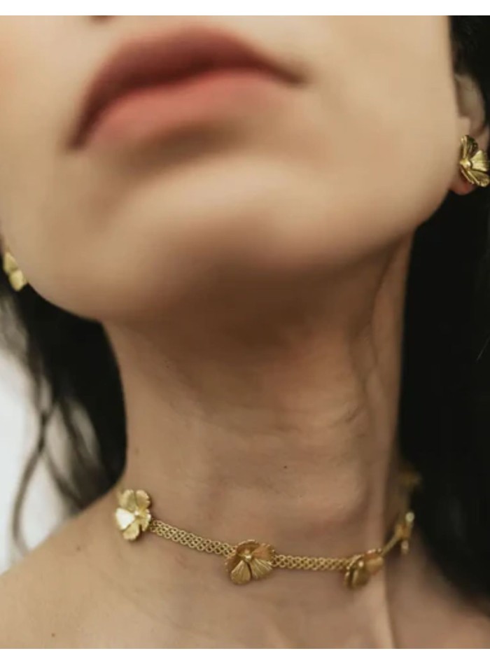 Collier ras-du-cou avec une large chaîne dorée...