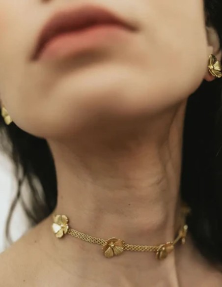 Choker with a wide gold chain and floral details