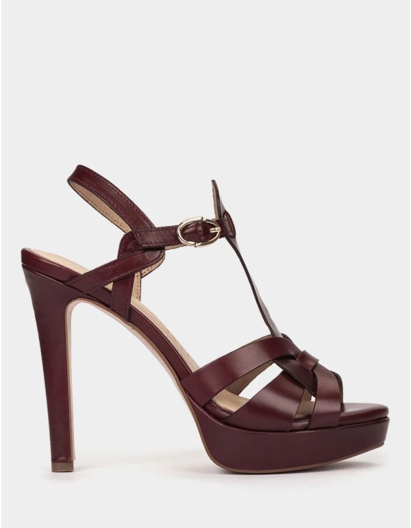 Sandalias de piel con tacón color burdeos