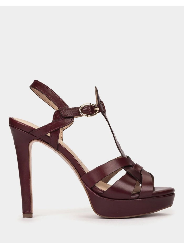 Sandalias de piel con tacón color burdeos para invitada