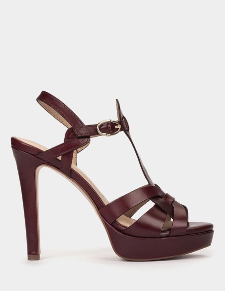 Sandalias de piel con tacón color burdeos