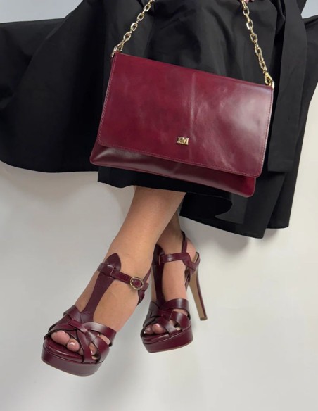 Sandalias de piel con tacón color burdeos