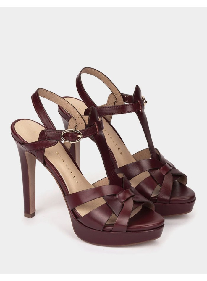 Sandalias de piel con tacón color burdeos