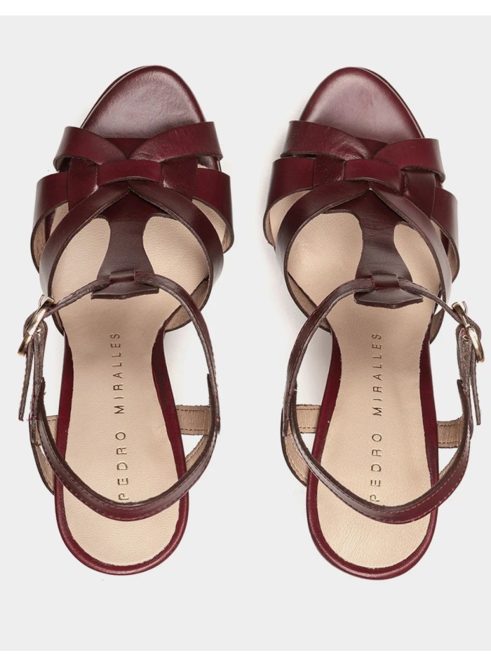 Sandalias de piel con tacón color burdeos