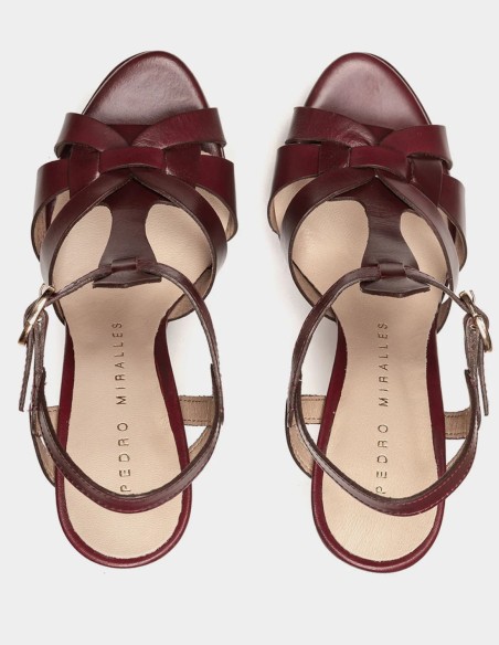 Sandalias de piel con tacón color burdeos para bodas