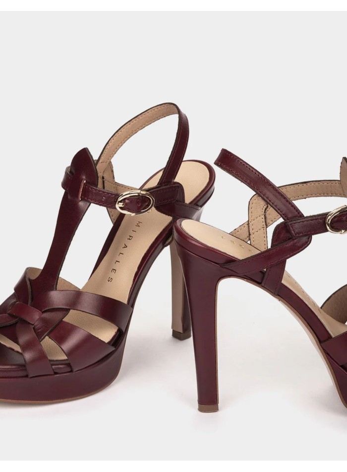 Sandalias de piel con tacón color burdeos