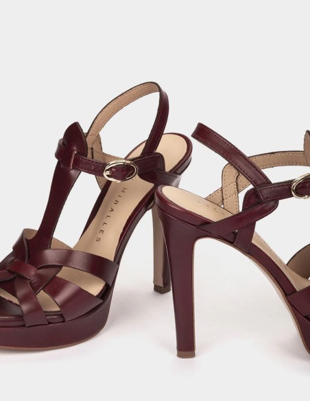 Sandalias de piel con tacón color burdeos