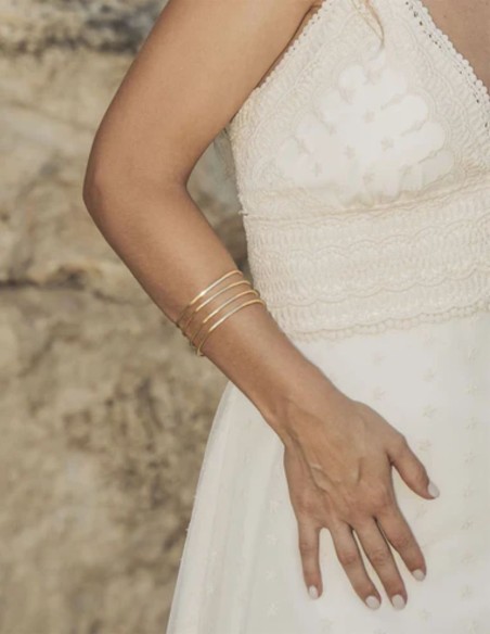 Brazalete dorado rígido para invitada