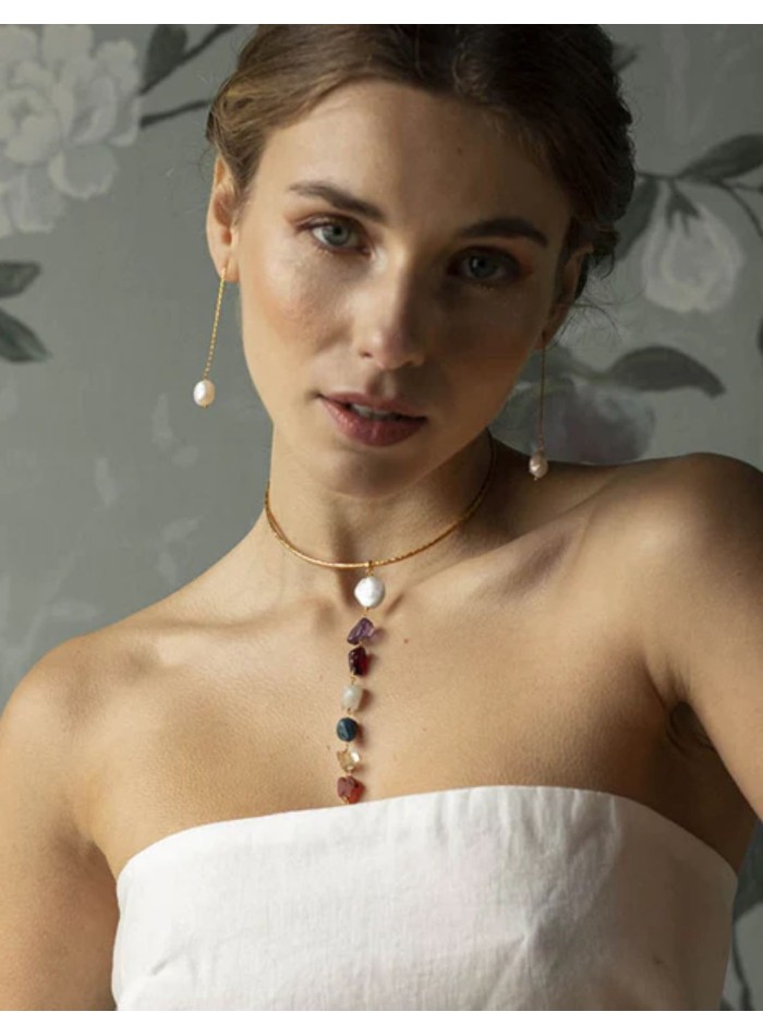 Collar artesanal con piedras de colores colgantes para invitada