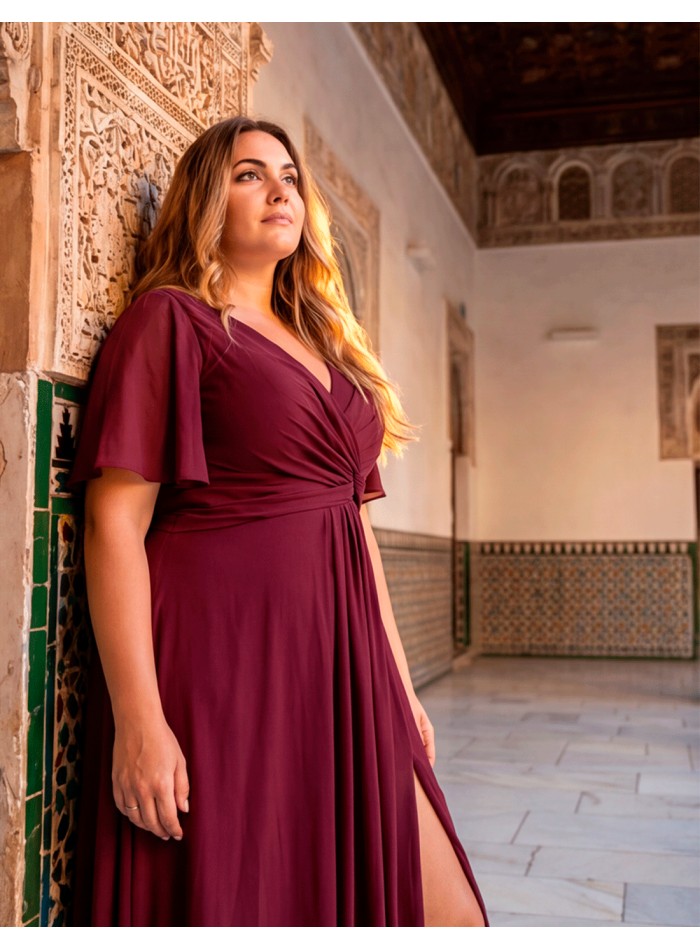 Robe de soirée longue couleur bordeaux, grande taille, avec un décolleté en V et des manches fluides