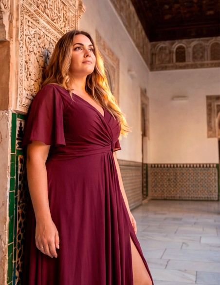 Robe de soirée longue couleur bordeaux, grande taille, avec un décolleté en V et des manches fluides