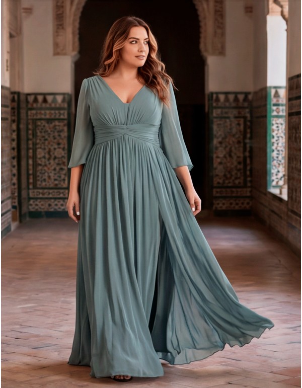 Vestido de fiesta largo azul humo de talla grande con escote en pico y manga de gasa