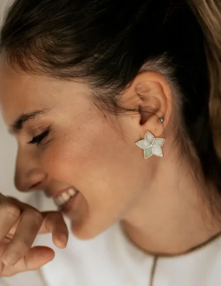 Flower-shaped earrings with aqua-green amazonite stones