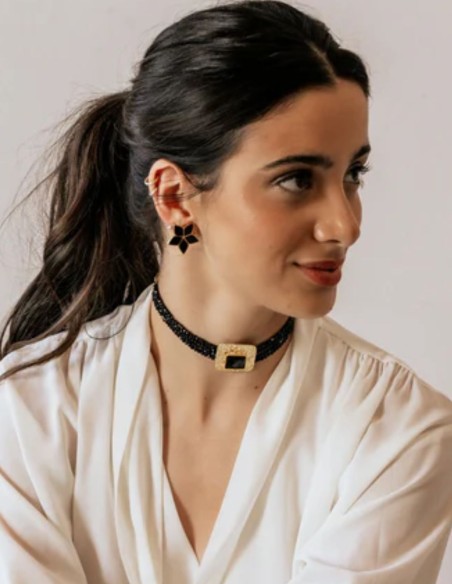 Pendientes de flor con piedras negras en forma de rombo