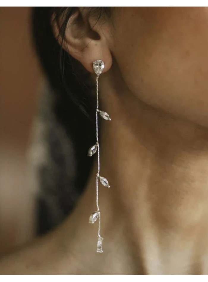 Boucles d'oreilles longues argentées en forme...