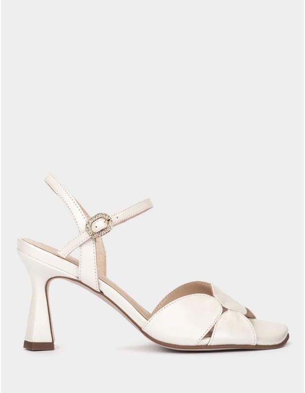 Sandalias de piel blancas para invitadas 2