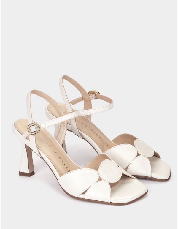 Sandalias de piel blancas para invitadas
