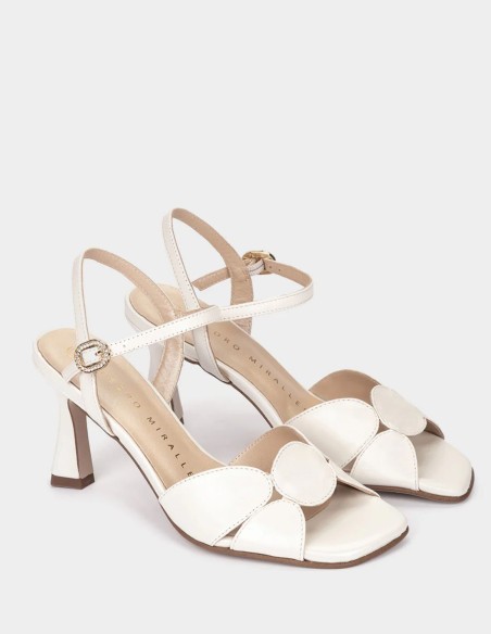 Sandalias de piel blancas para invitadas