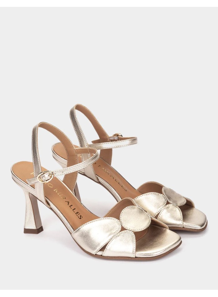 Sandalias de piel doradas para invitadas