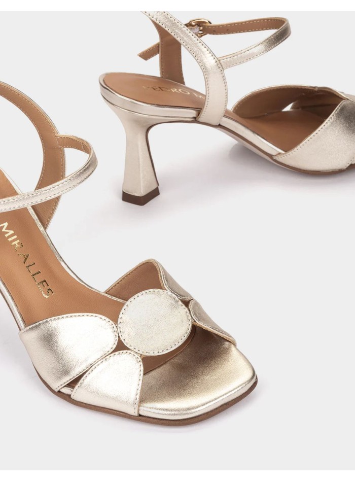 Sandales à talons en cuir doré