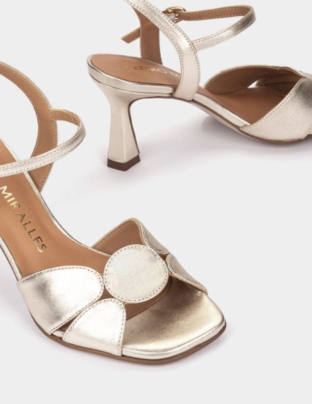 Sandales à talons en cuir doré