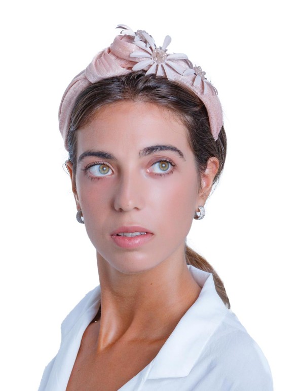 Diadema de seda nude con flores y piedras de cuarzo rosa de Margarita Sangiovanni