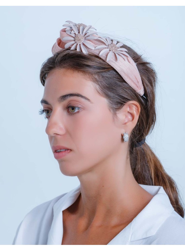 Diadema de seda nude con flores y piedras de cuarzo rosa para invitadas