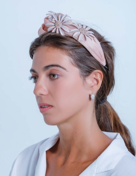 Diadema de seda nude con flores y piedras de cuarzo rosa para invitadas Diadema de seda nude con flores y piedras de cuarzo rosa para invitadas