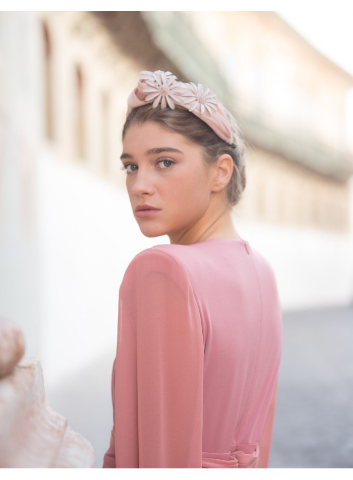 Diadema de seda nude con flores y piedras de cuarzo rosa en INVITADISIMA