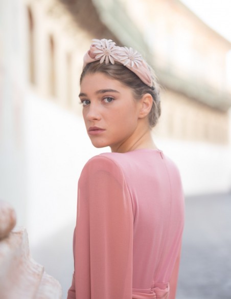 Diadema de seda nude con flores y piedras de cuarzo rosa en INVITADISIMA Diadema de seda nude con flores y piedras de cuarzo rosa en INVITADISIMA