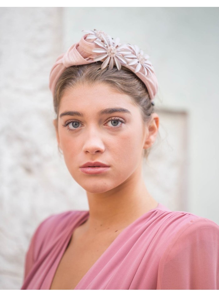 Diadema de seda nude con flores y piedras de cuarzo rosa
