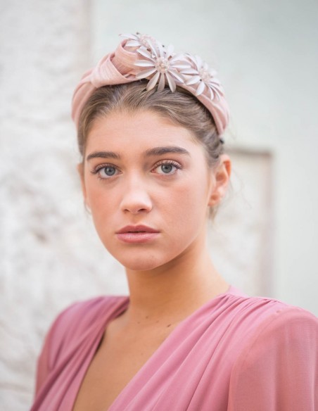 Diadema de seda nude con flores y piedras de cuarzo rosa Diadema de seda nude con flores y piedras de cuarzo rosa