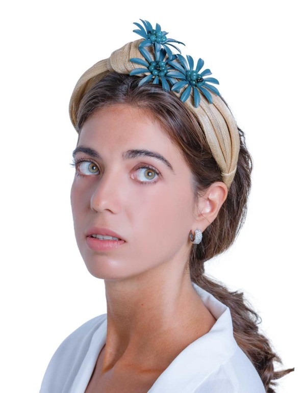 Diadema de seda beige con flores y piedras jade en INVITADISIMA