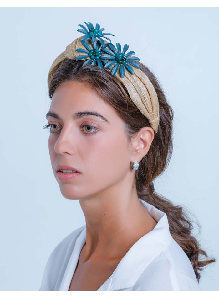 Diadema de seda beige con flores y piedras jade de Margarita Sangiovanni