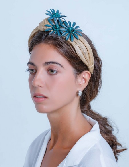 Diadema de seda beige con flores y piedras jade de Margarita Sangiovanni Diadema de seda beige con flores y piedras jade de Margarita Sangiovanni