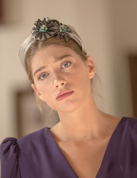 Diadema de seda gris con piedras jade Diadema de seda gris con piedras jade