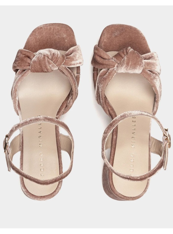 Sandalias de terciopelo rosa nude