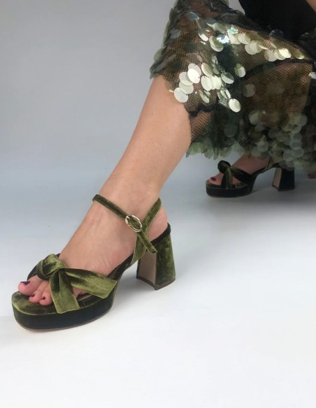 Sandalias de tacón de terciopelo en verdes