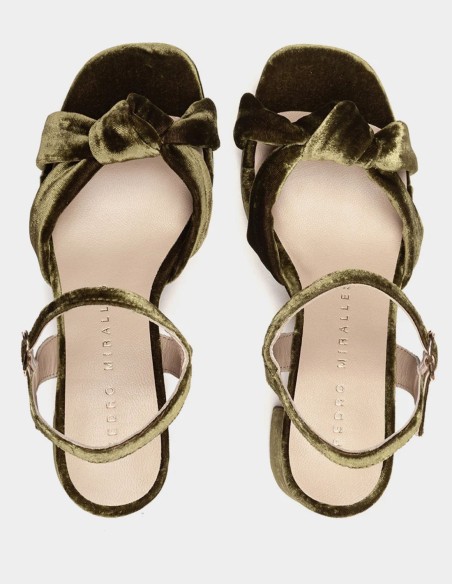 Sandalias de tacón verdes en terciopelo