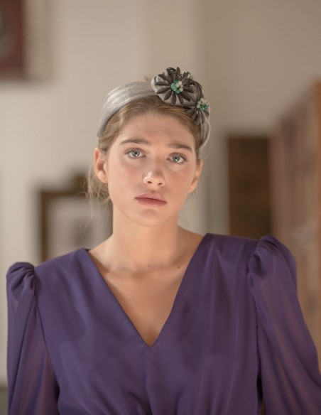 Diadema de seda gris con piedras jade para invitadas Diadema de seda gris con piedras jade para invitadas