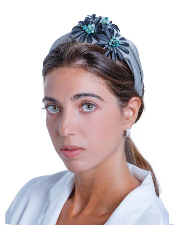 Diadema de seda gris con piedras jade de Margarita Sangivoanni