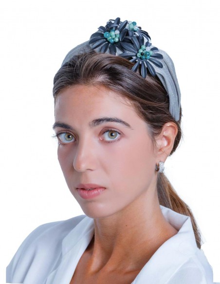 Diadema de seda gris con piedras jade de Margarita Sangivoanni Diadema de seda gris con piedras jade de Margarita Sangivoanni