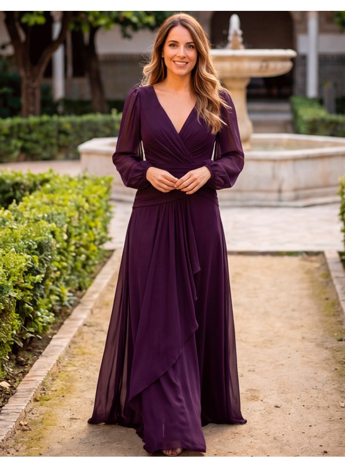 Vestido de fiesta largo color ciruela con escote cruzado y manga larga de gasa