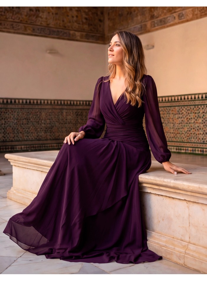 Cette robe de soirée longue couleur prune allie élégance, féminité