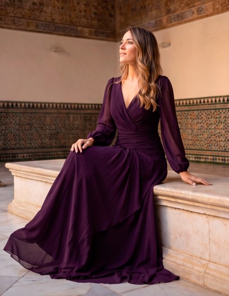 Vestido de fiesta largo en color ciruela con escote cruzado en pico, manga larga de gasa,