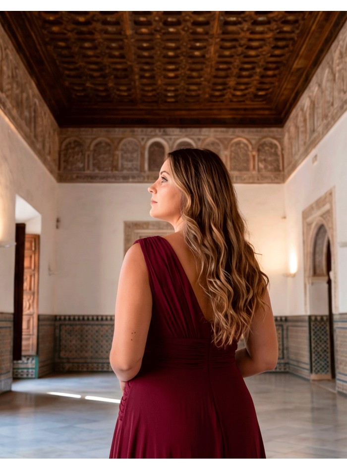 detalle de la espalda del vestido de talla grande cereza