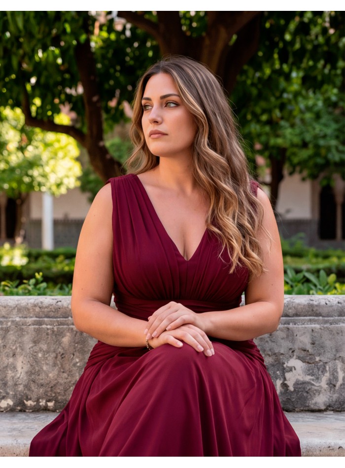 Longue robe bordeaux avec décolleté en V et...