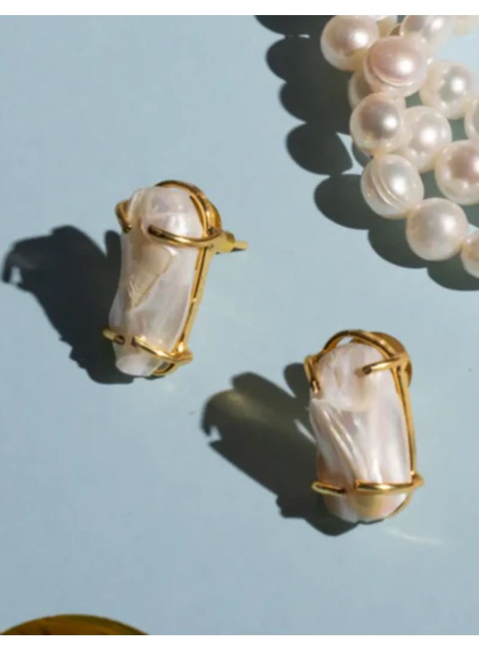 Pendientes con perla irregular de diseño elegante para invitada