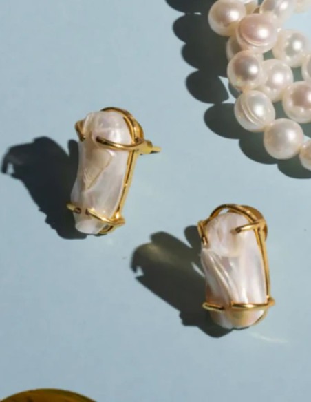 Boucles d'oreilles ornées d'une perle de forme irrégulière, au design élégant