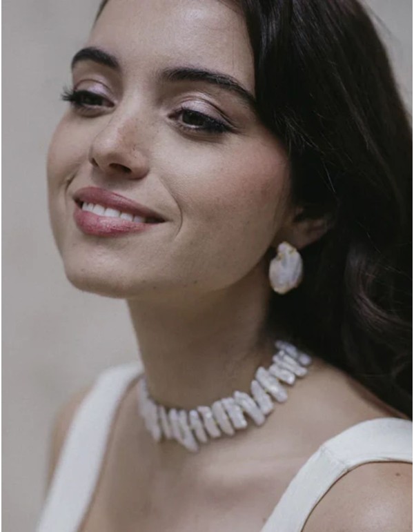 Earrings with an irregular pearl in an elegant design